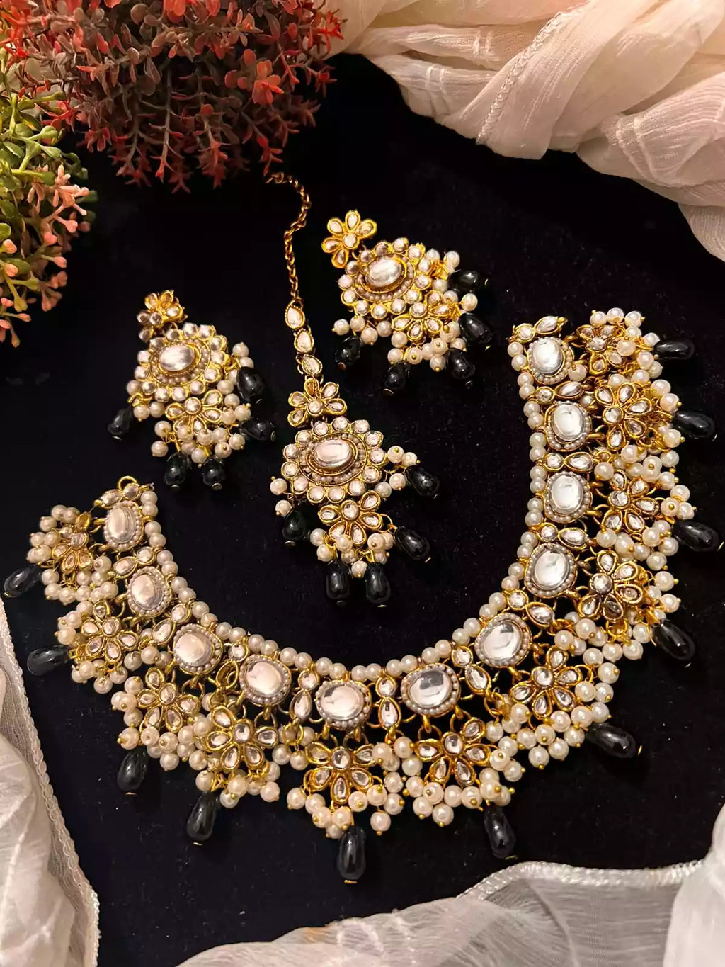 Kundan necklace set with teeka