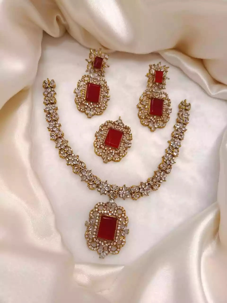 Zircon necklace set with teeka