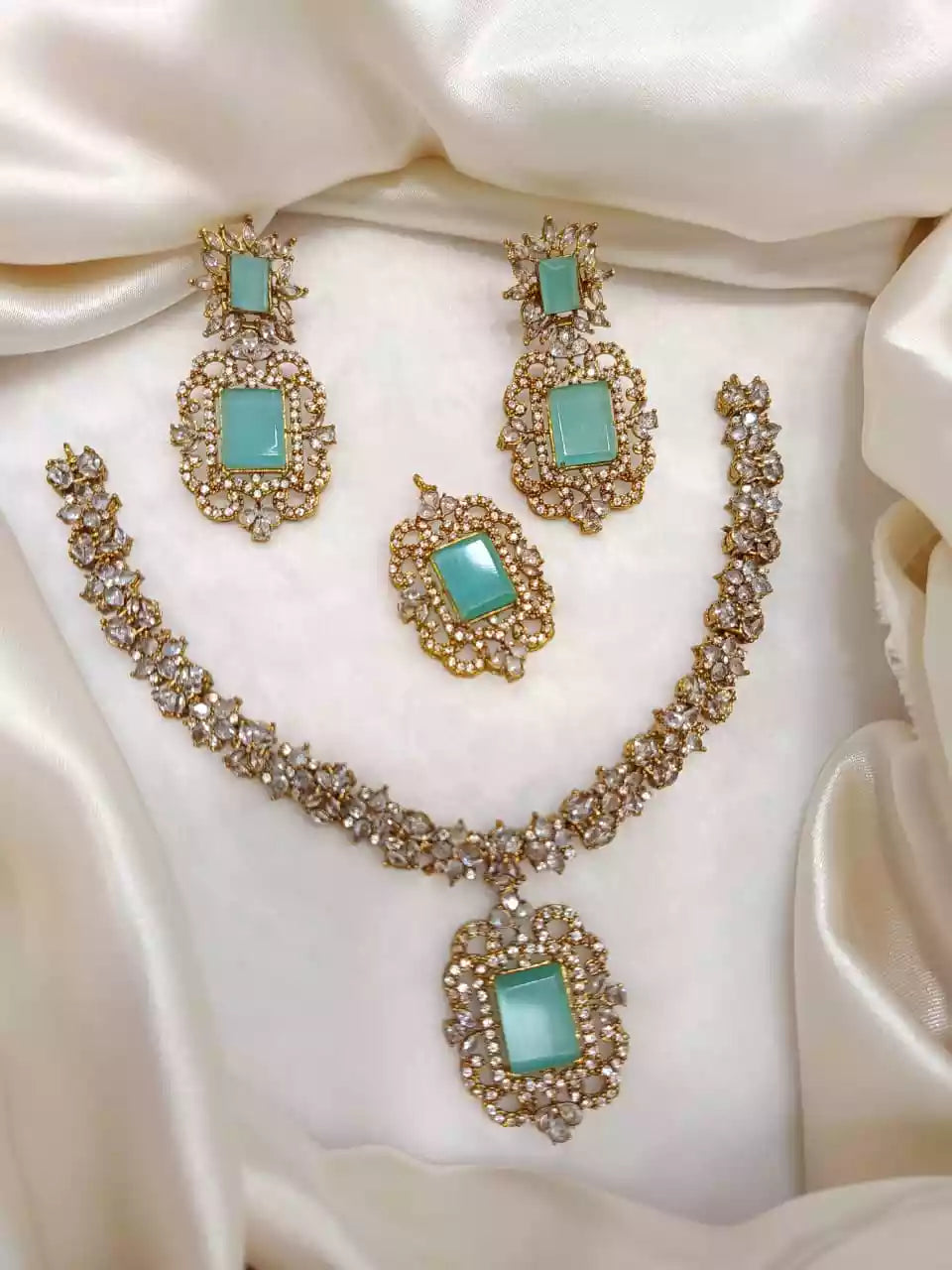 Zircon necklace set with teeka