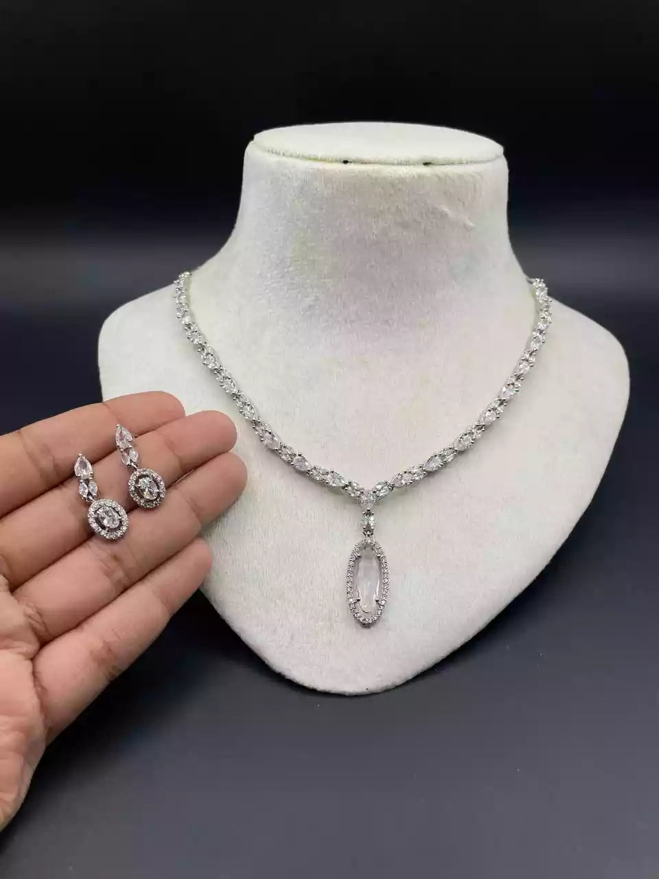 Delicate zircon necklace set Main image