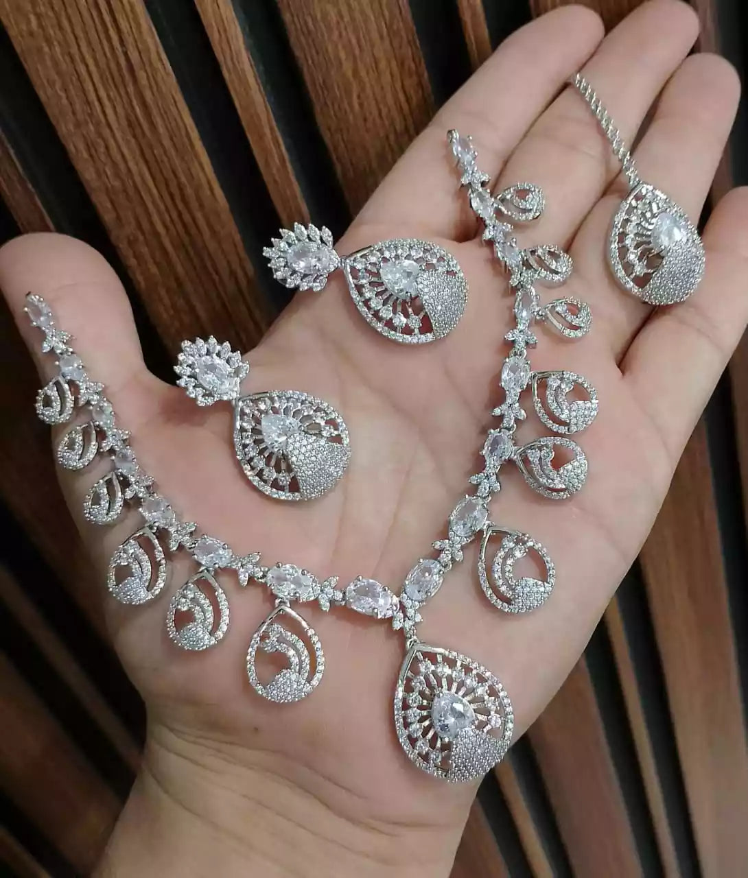 Indian zircon necklace set Secondary image
