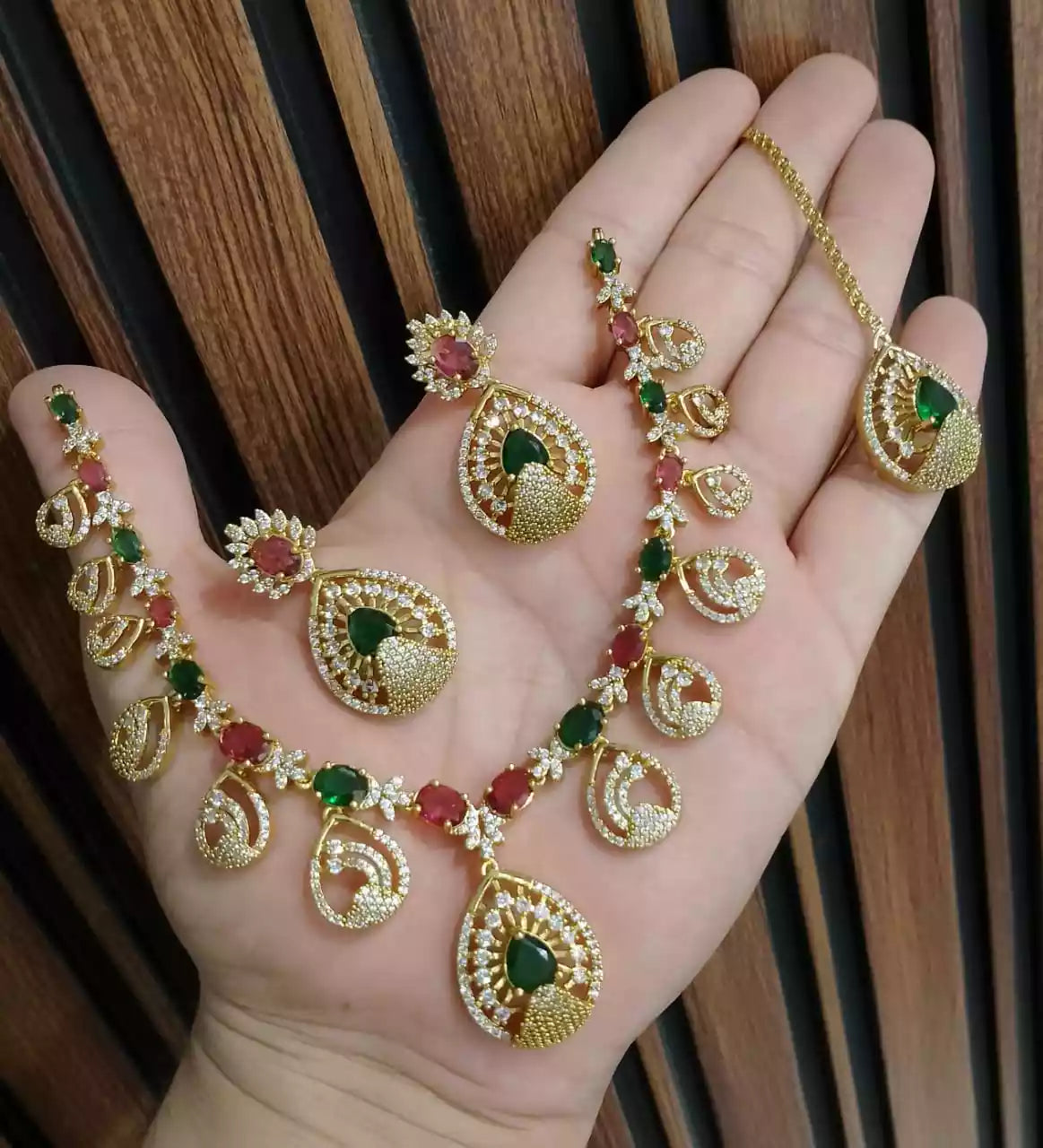 Indian zircon necklace set Secondary image