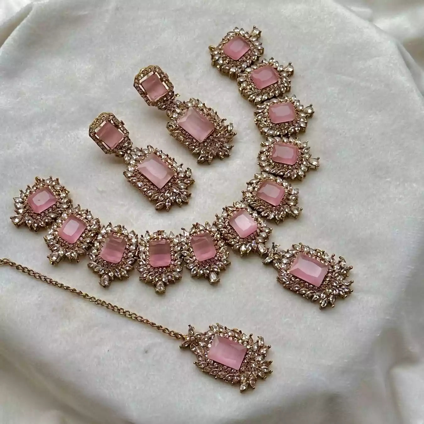 Zircon necklace set with teeka