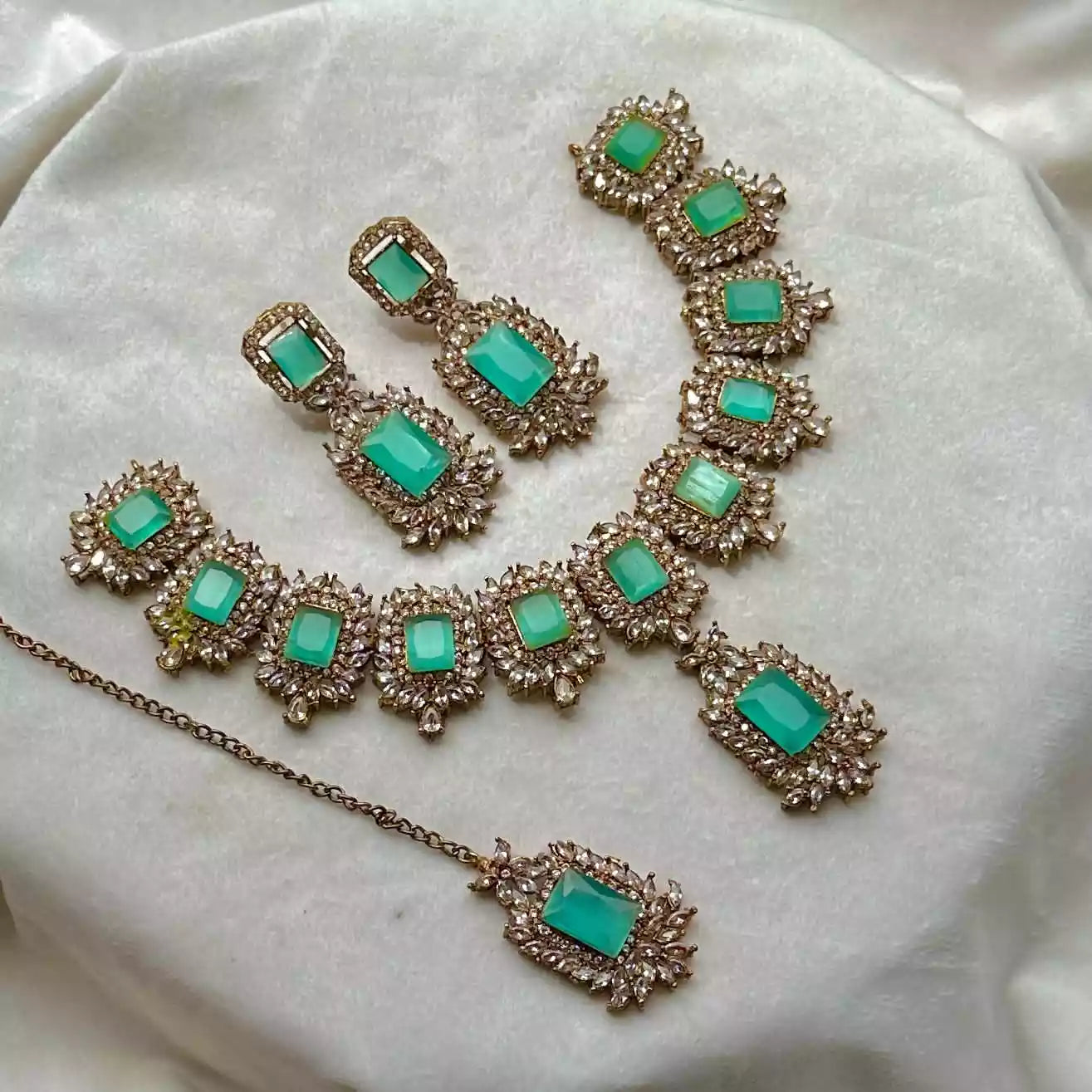 Zircon necklace set with teeka