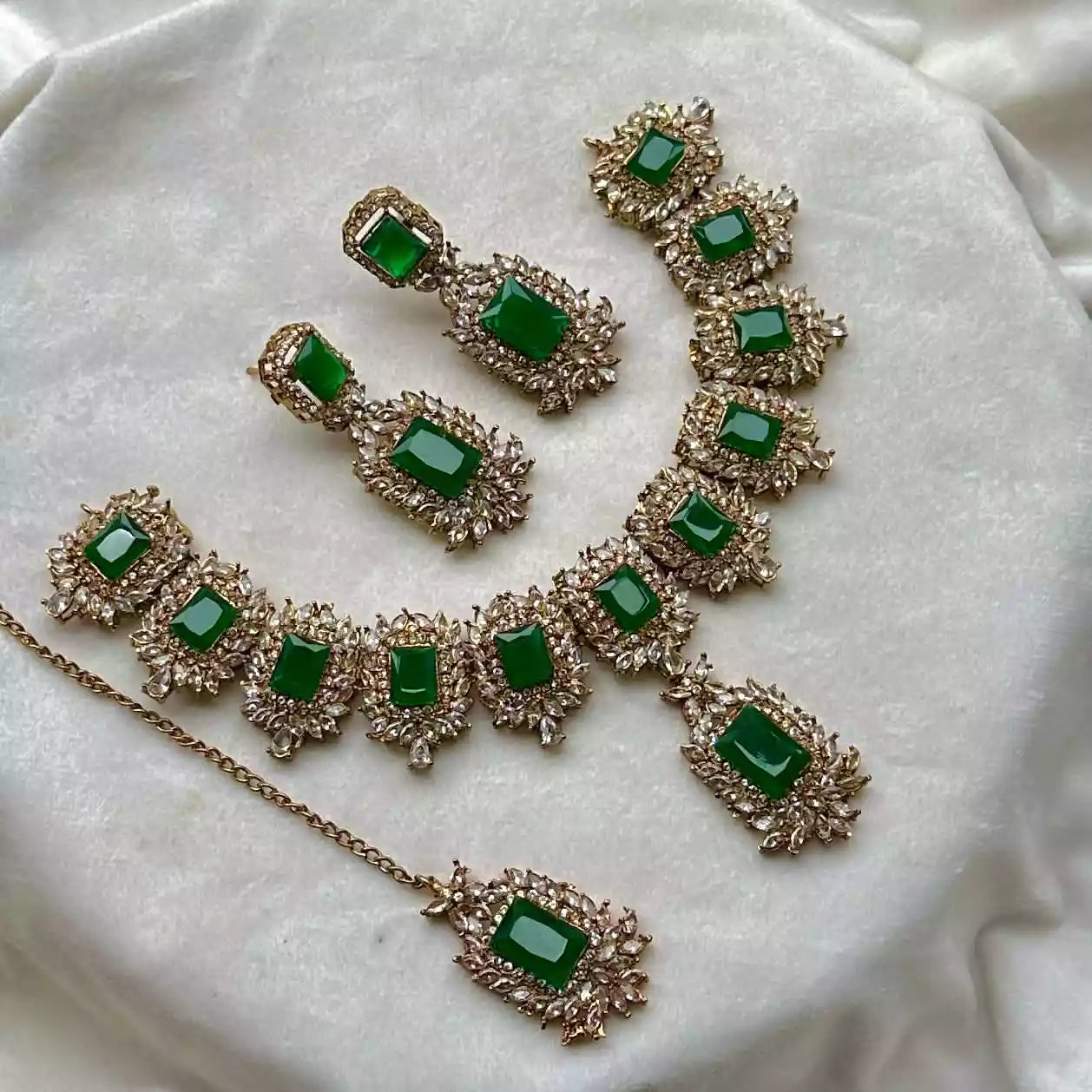 Zircon necklace set with teeka Secondary image