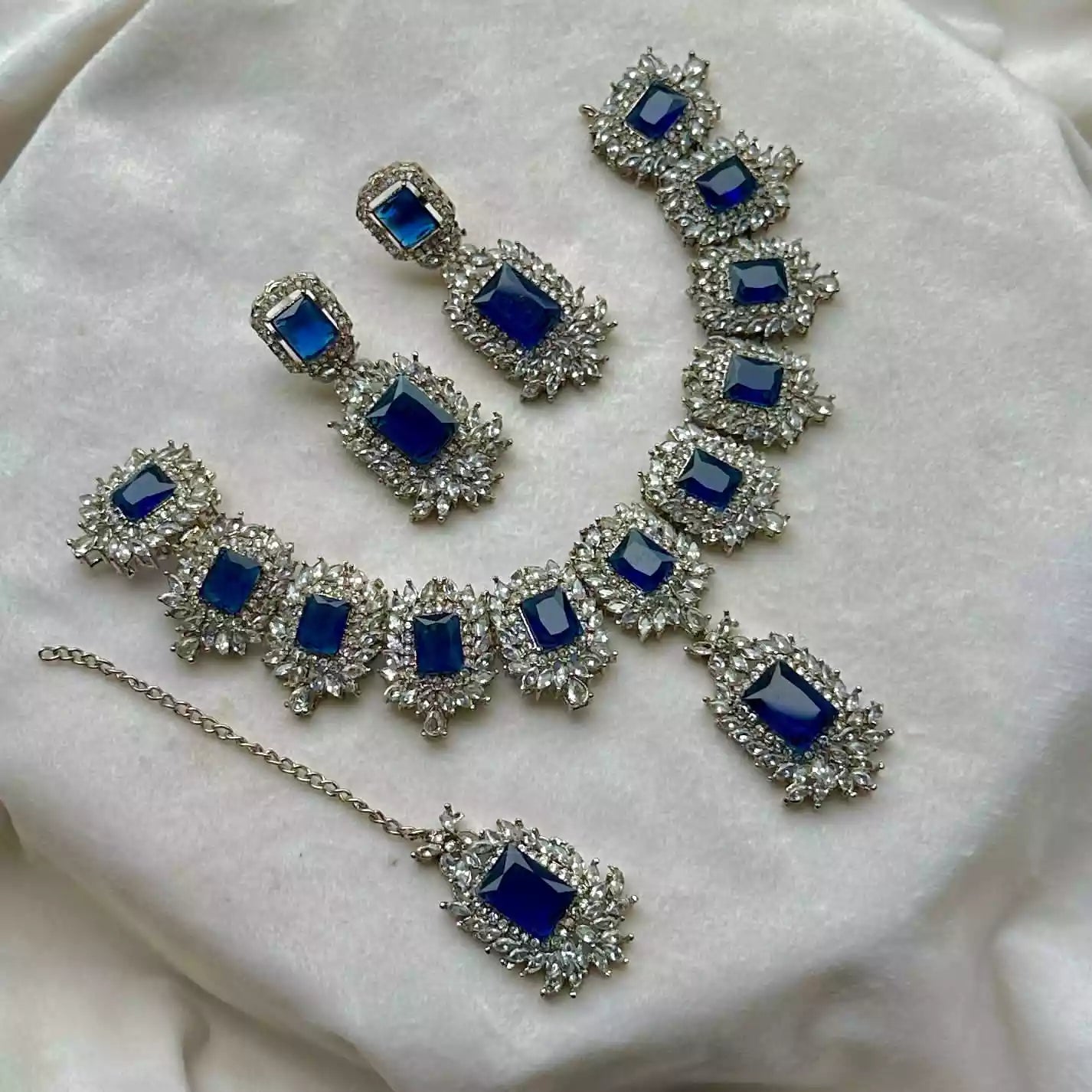Zircon necklace set with teeka