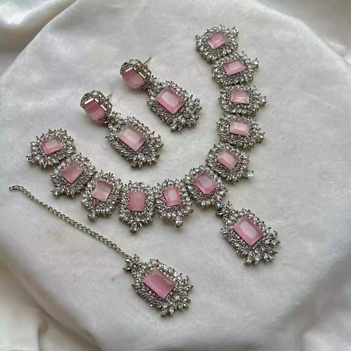 Zircon necklace set with teeka Secondary image