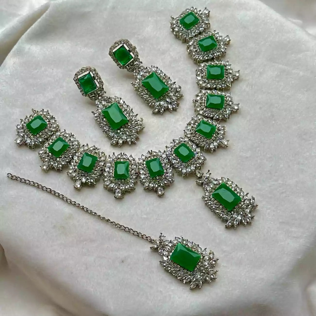Zircon necklace set with teeka