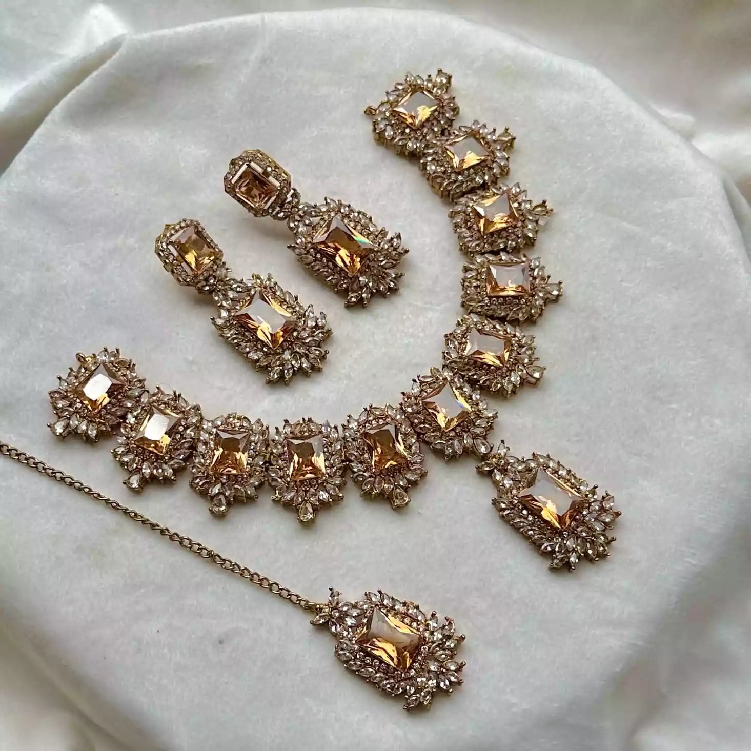 Zircon necklace set with teeka