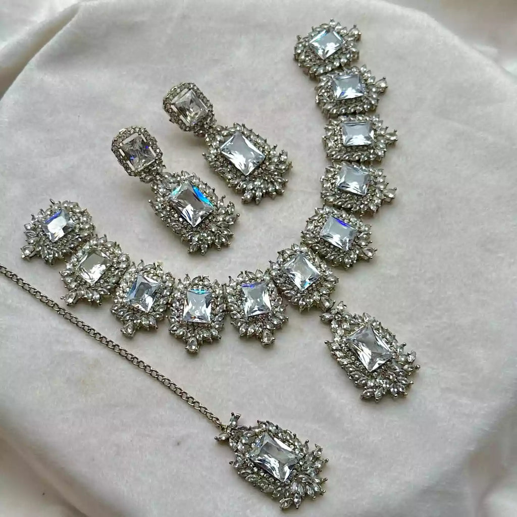 Zircon necklace set with teeka