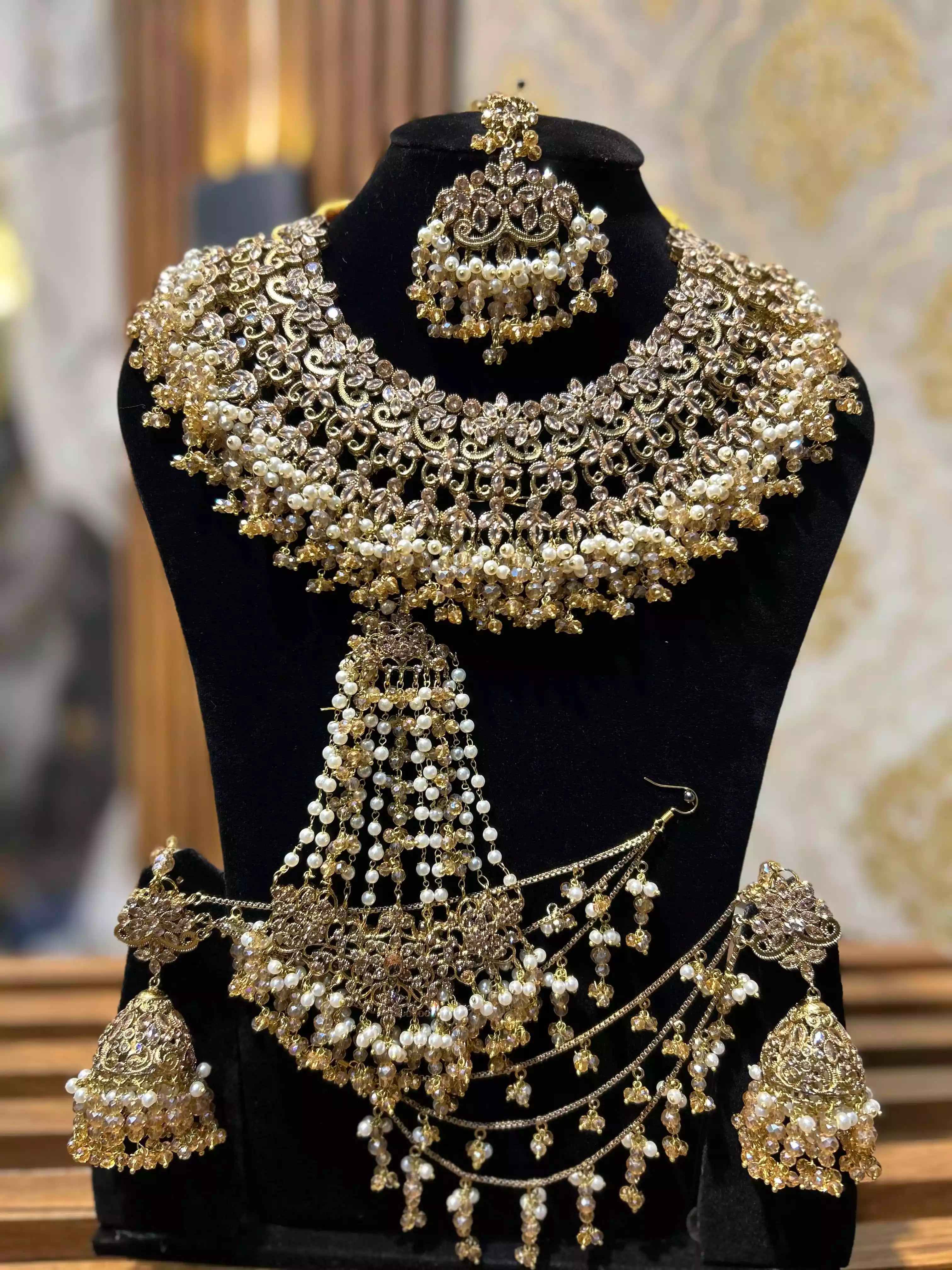 Handmade masterpiece bridal set Main image