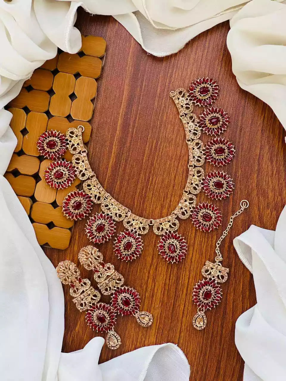 Zircon necklace set with teeka
