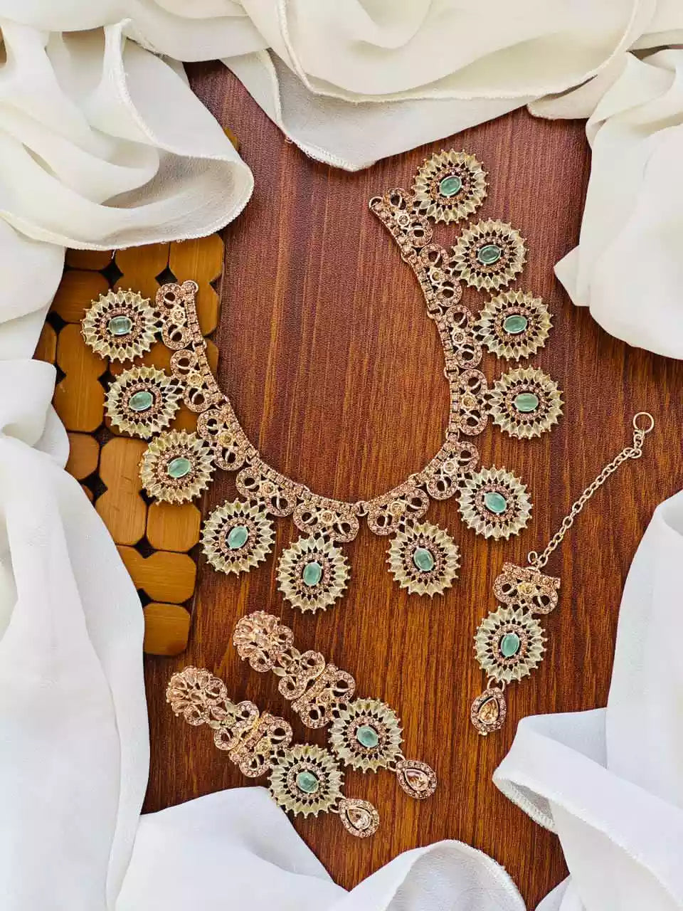 Zircon necklace set with teeka