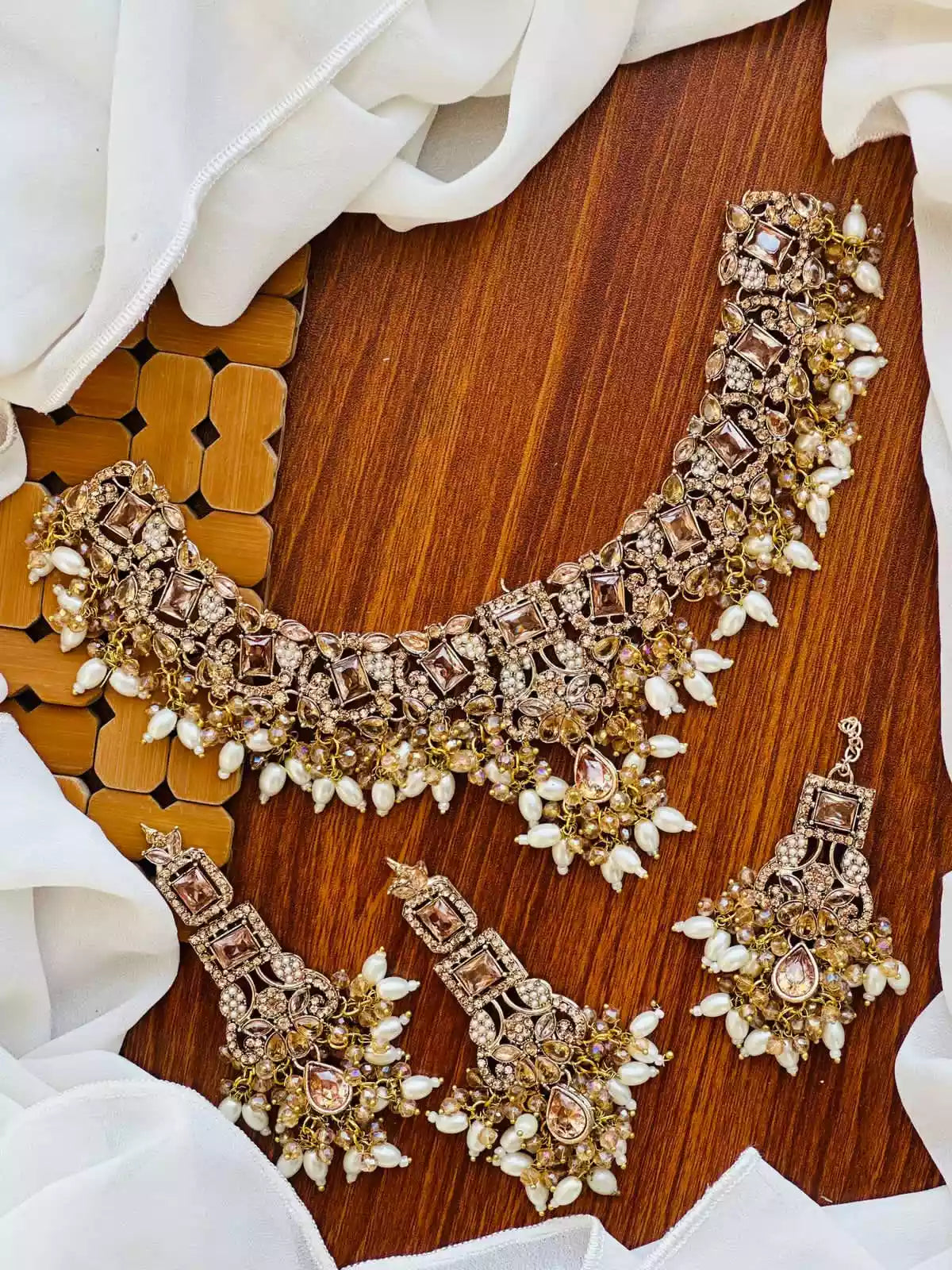 Heavy pearl necklace set