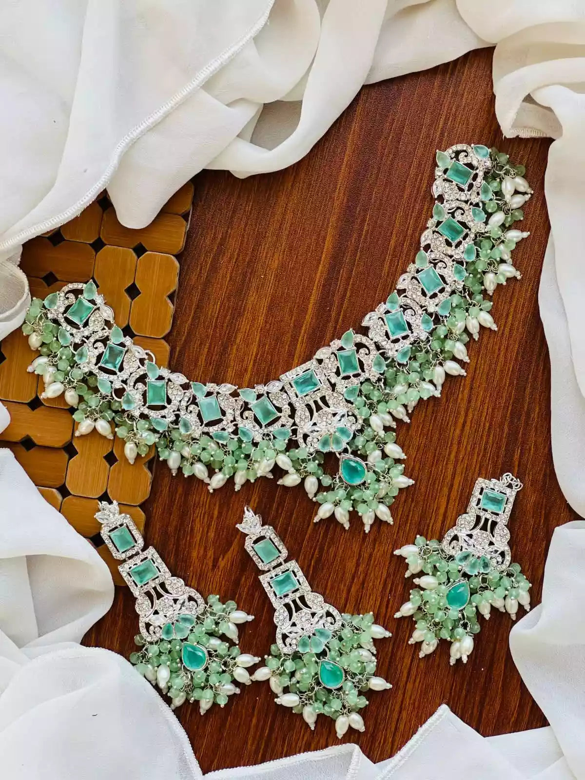 Heavy pearl necklace set