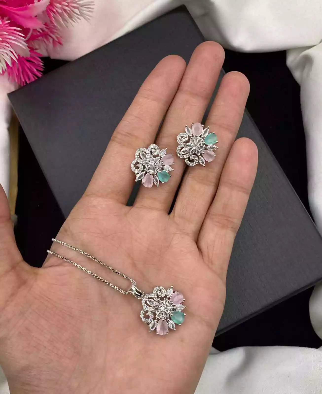 AD zircon pendant set