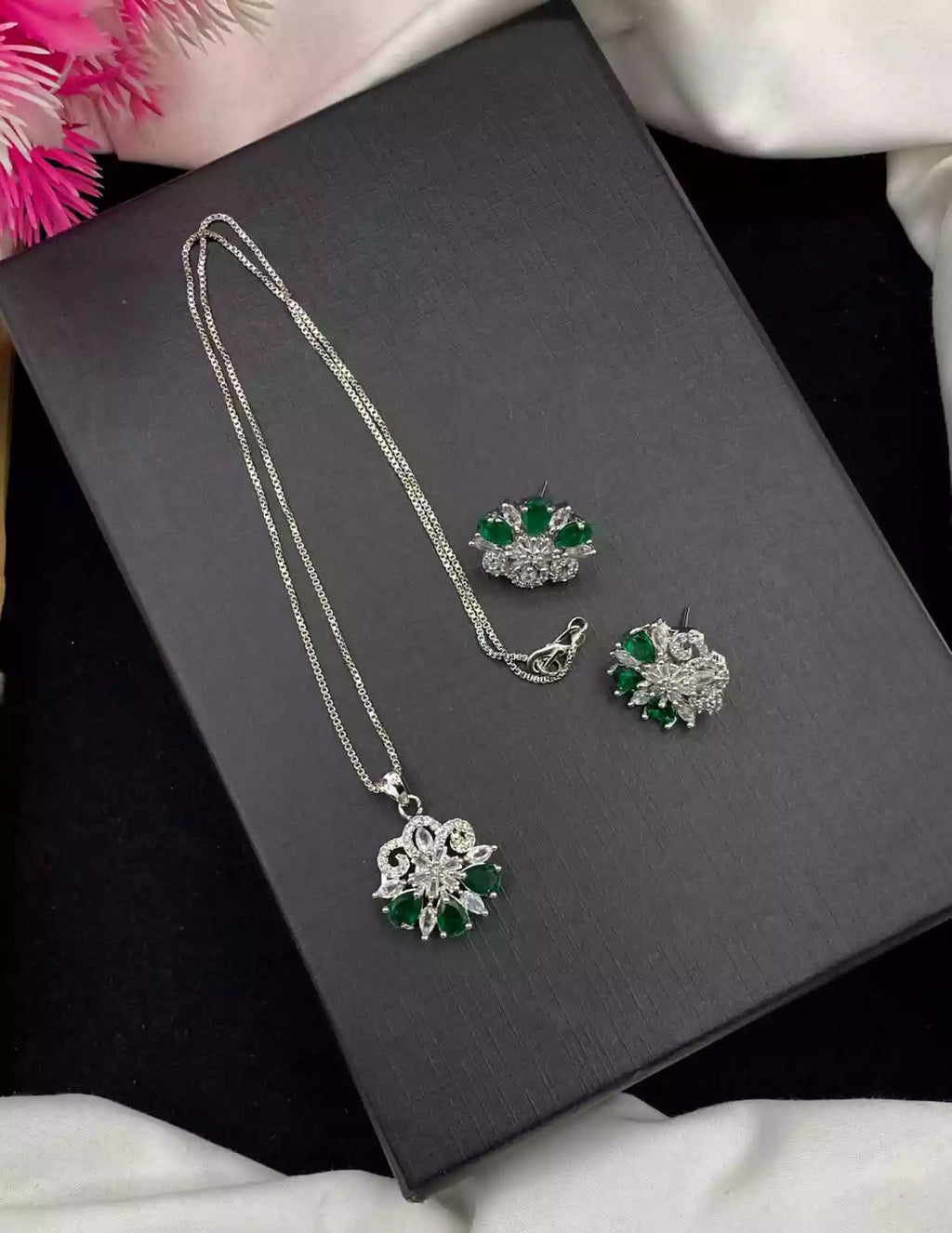 AD zircon pendant set
