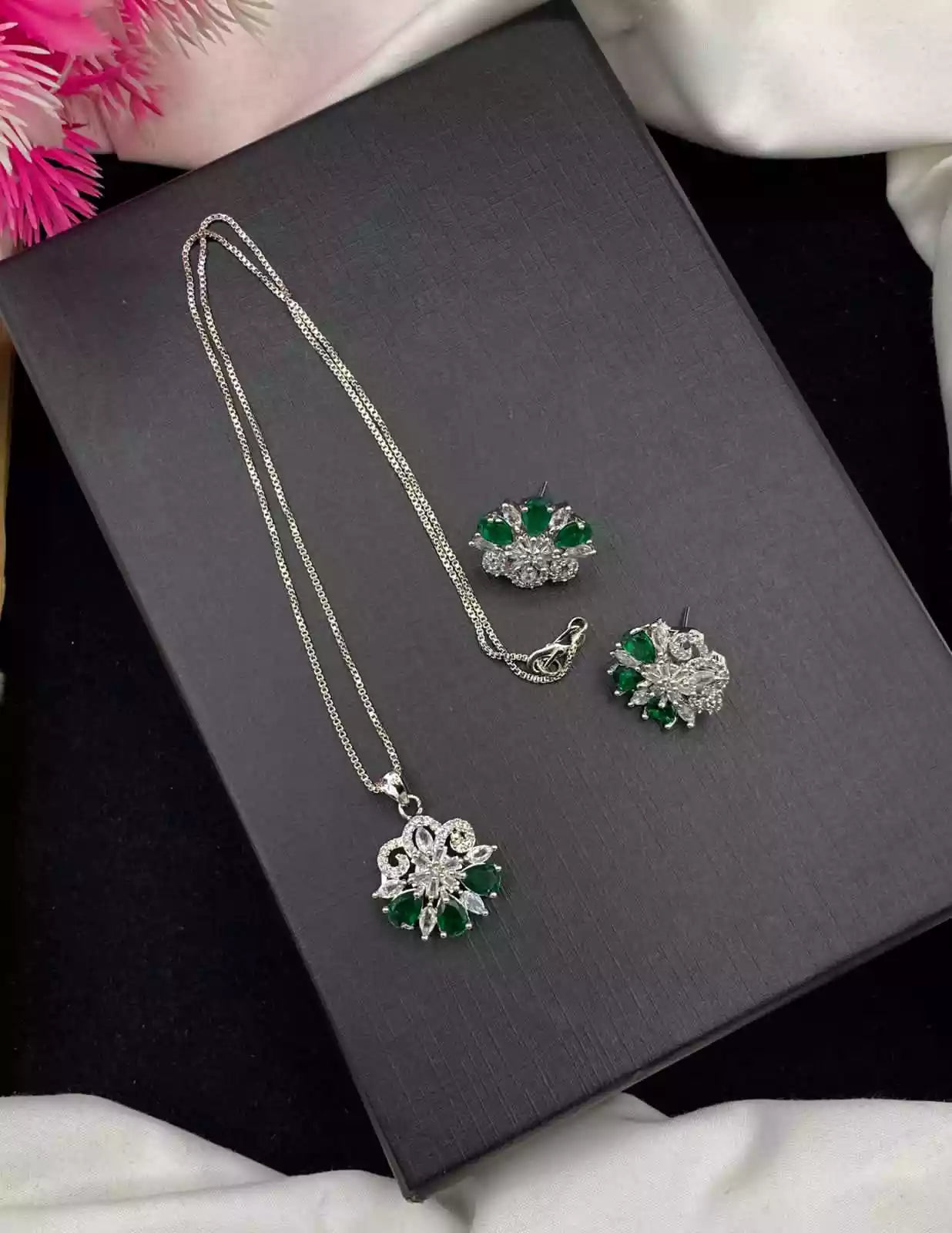 AD zircon pendant set