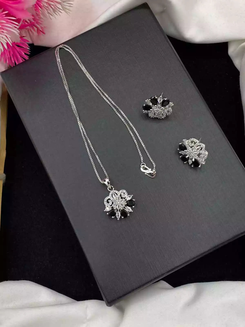 AD zircon pendant set