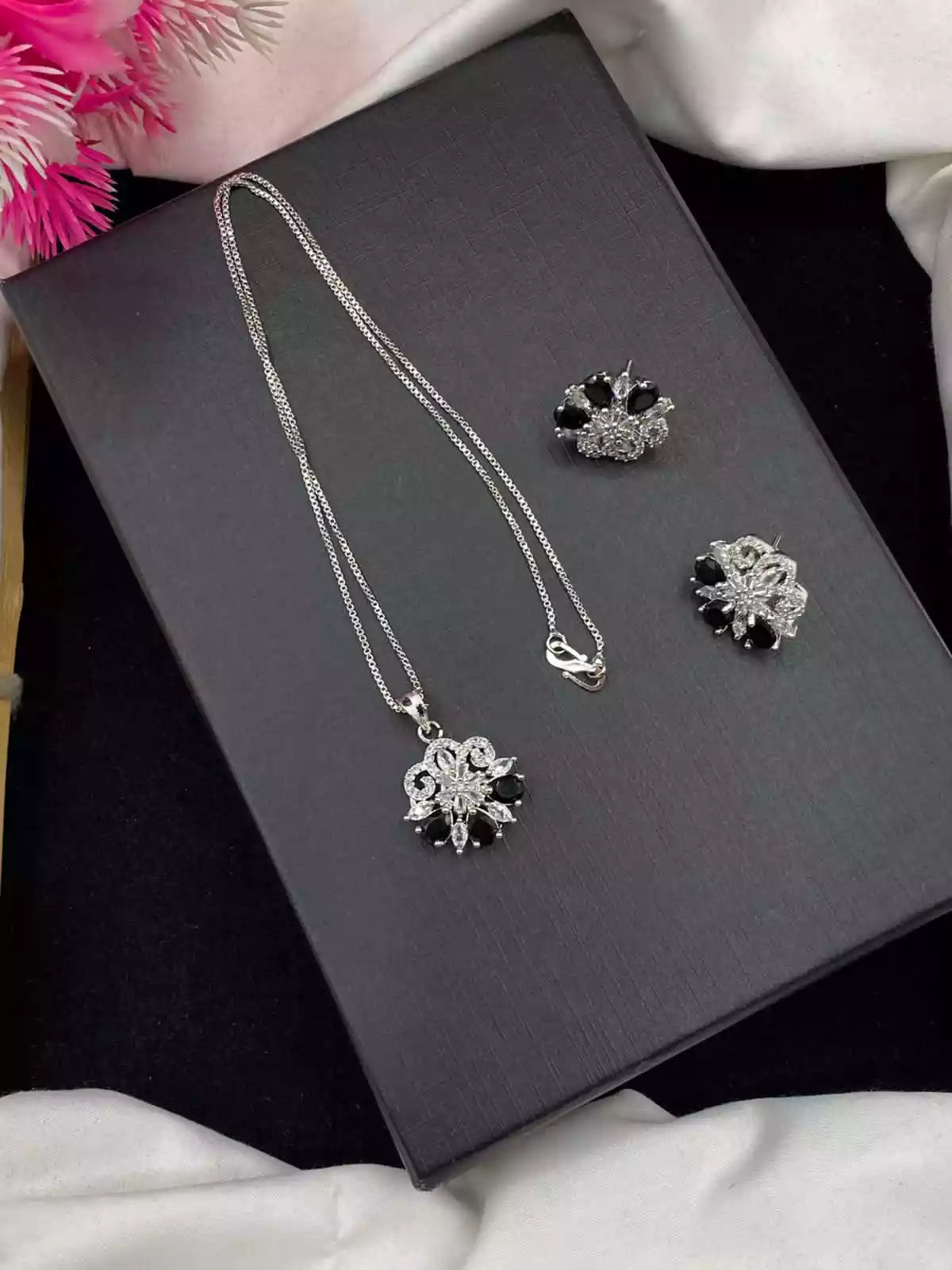 AD zircon pendant set