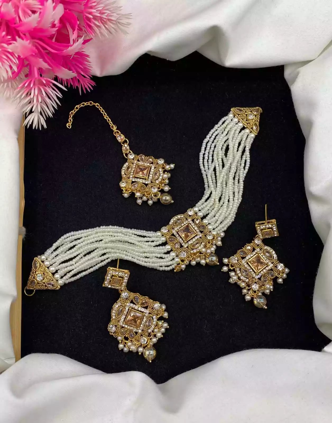 Zircon choker set with teeka