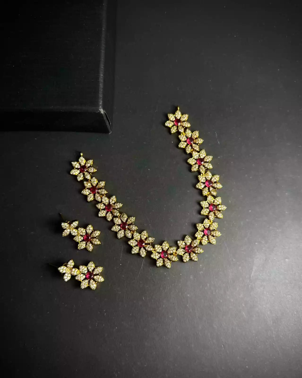 Indian zircon necklace set Secondary image
