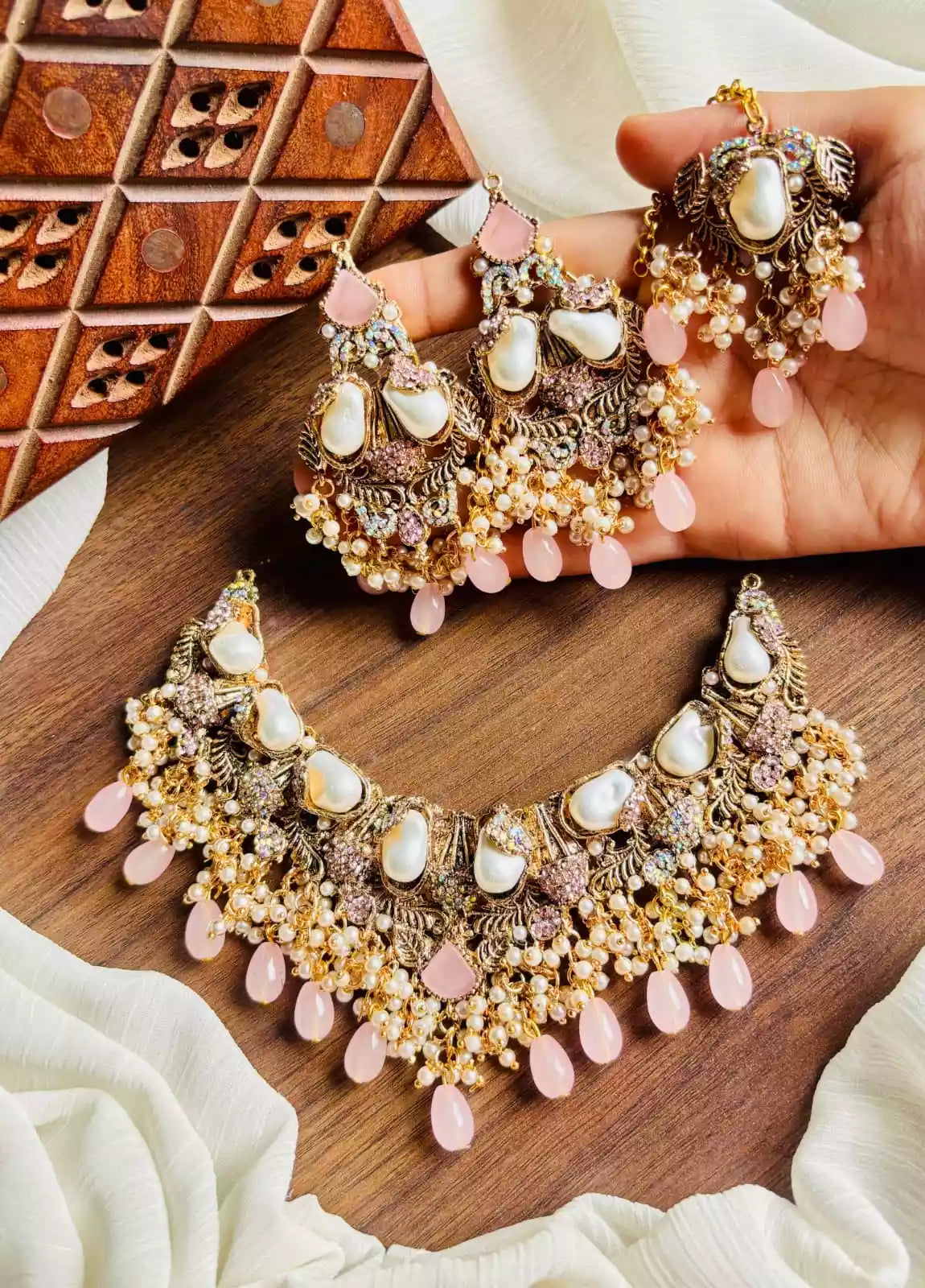 Mother pearl necklace set Secondary image