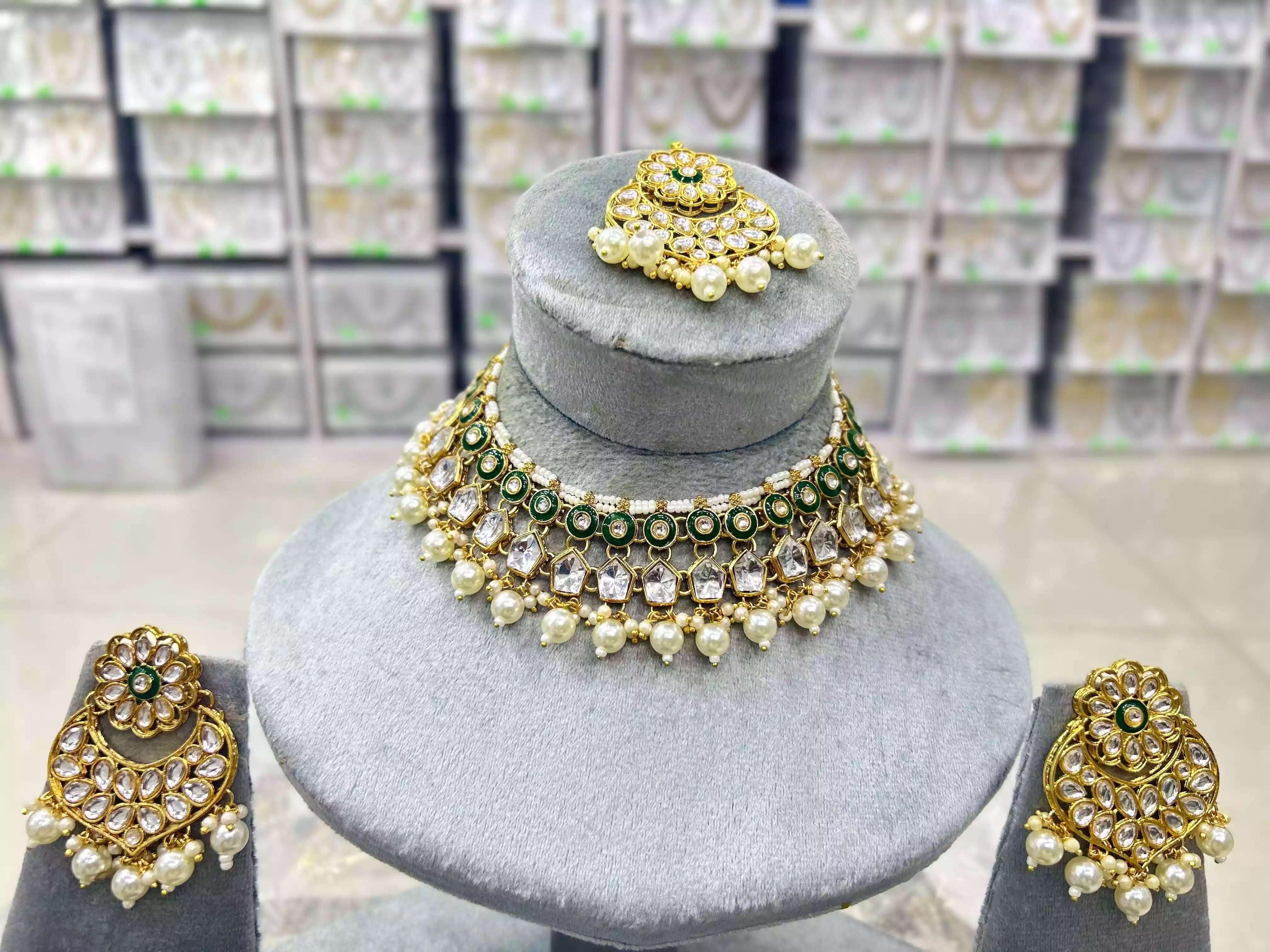 Kundan necklace set with teeka Secondary image