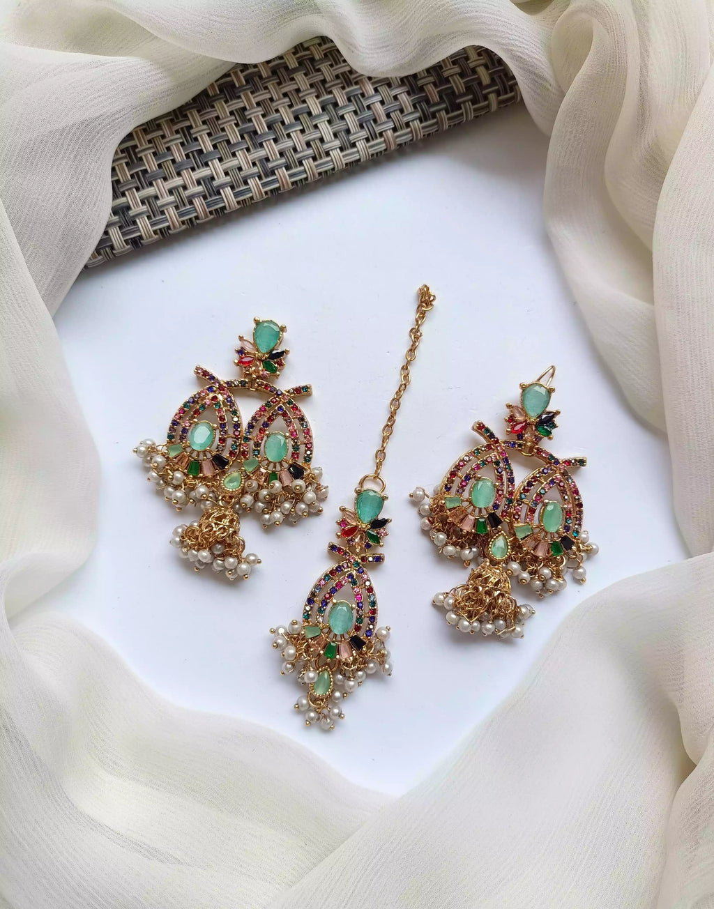 Zircon earrings with teeka