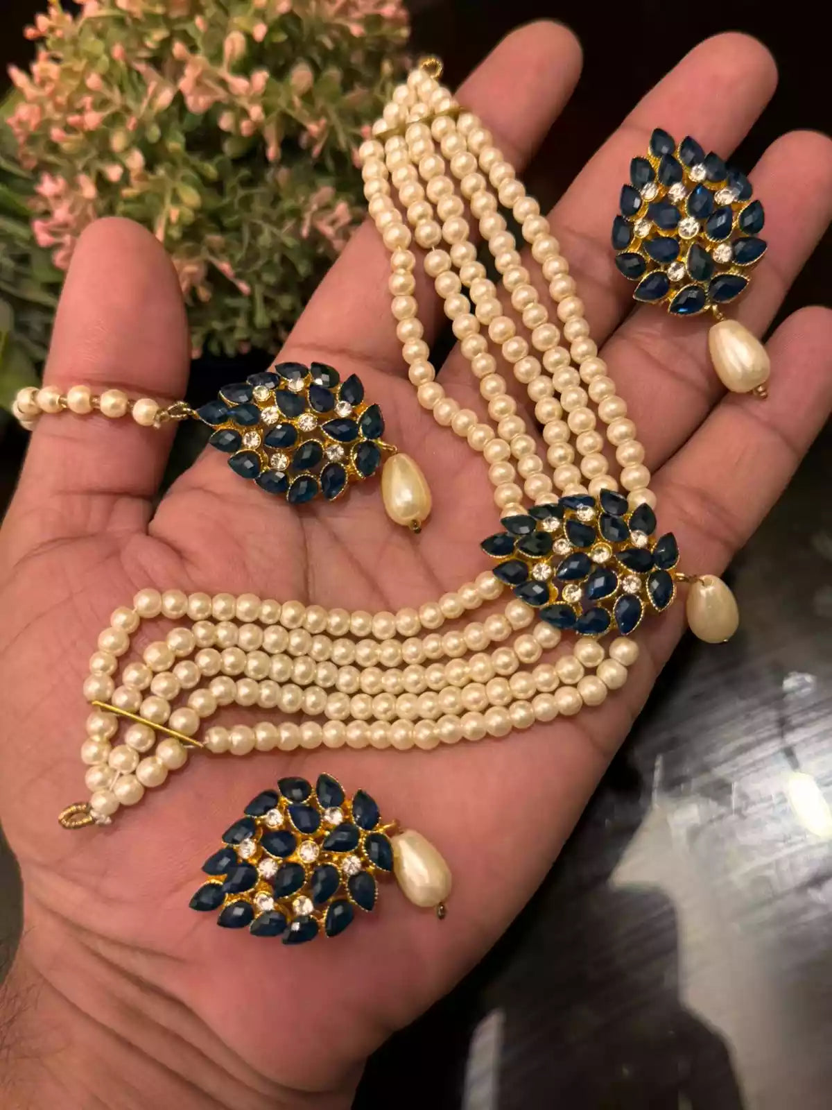 Delicate zircon choker set