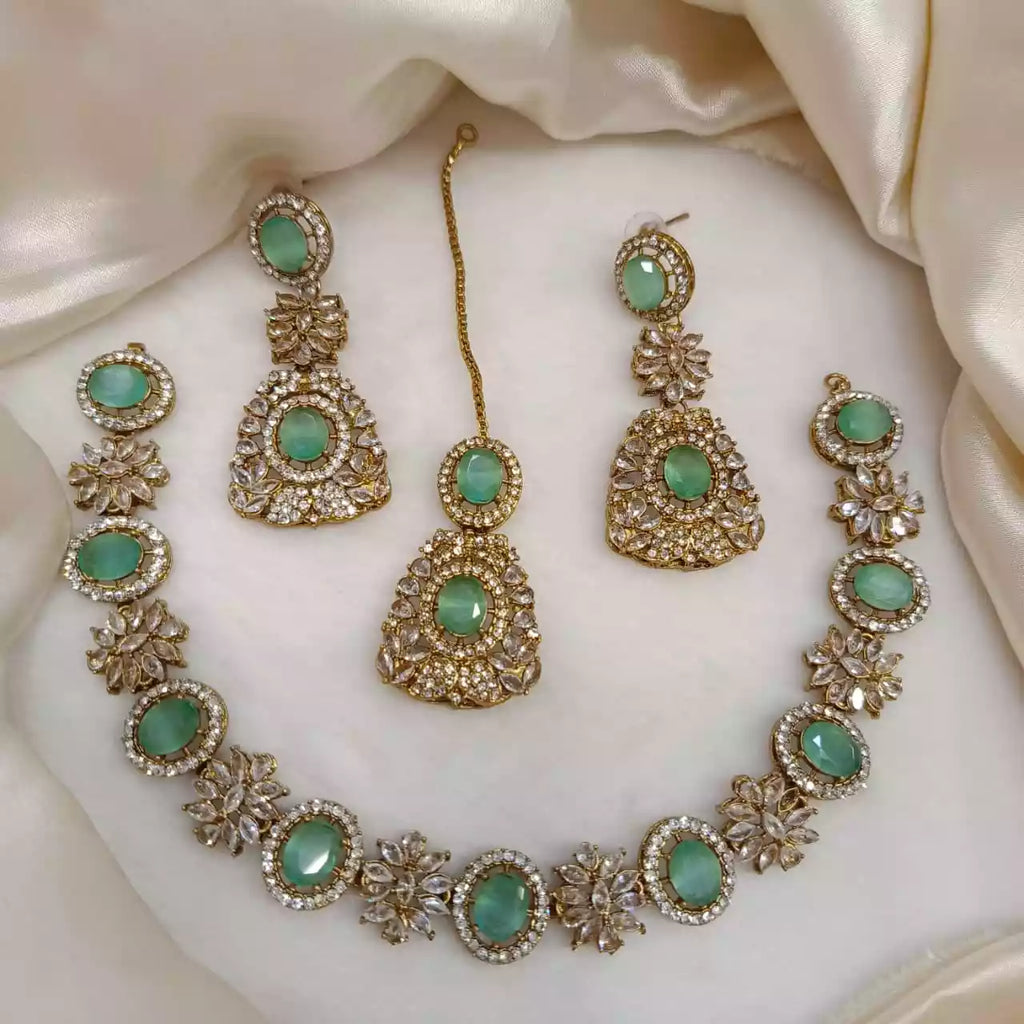 Zircon necklace set with teeka