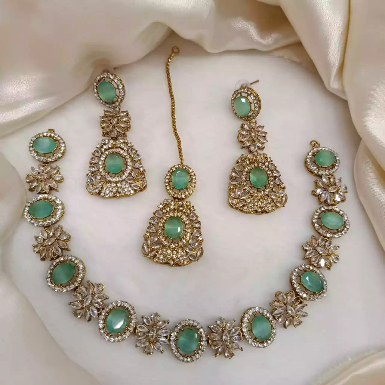 Zircon necklace set with teeka