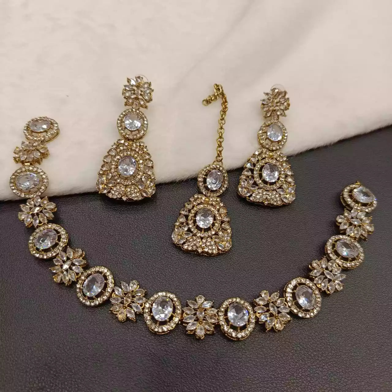 Zircon necklace set with teeka