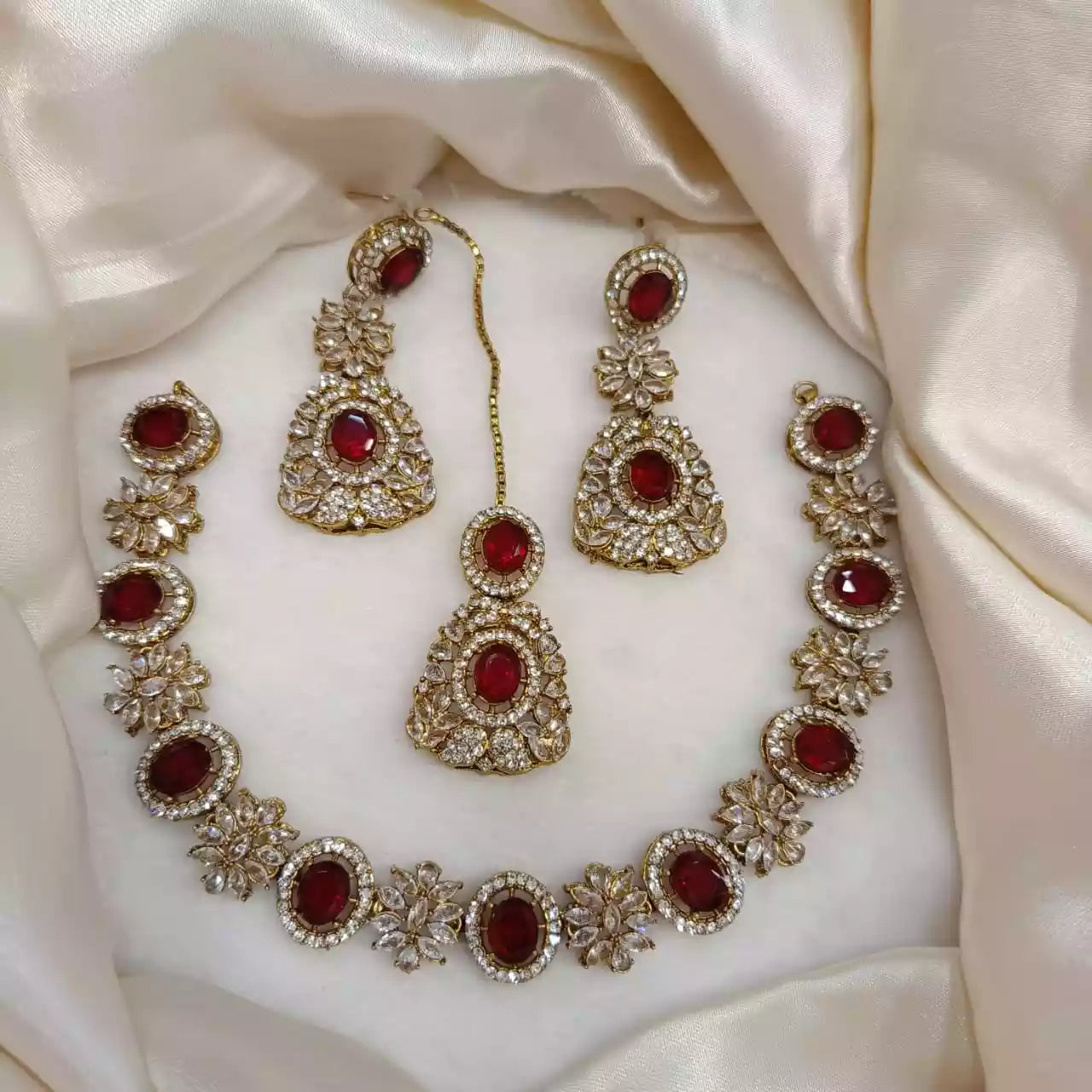 Zircon necklace set with teeka Main image