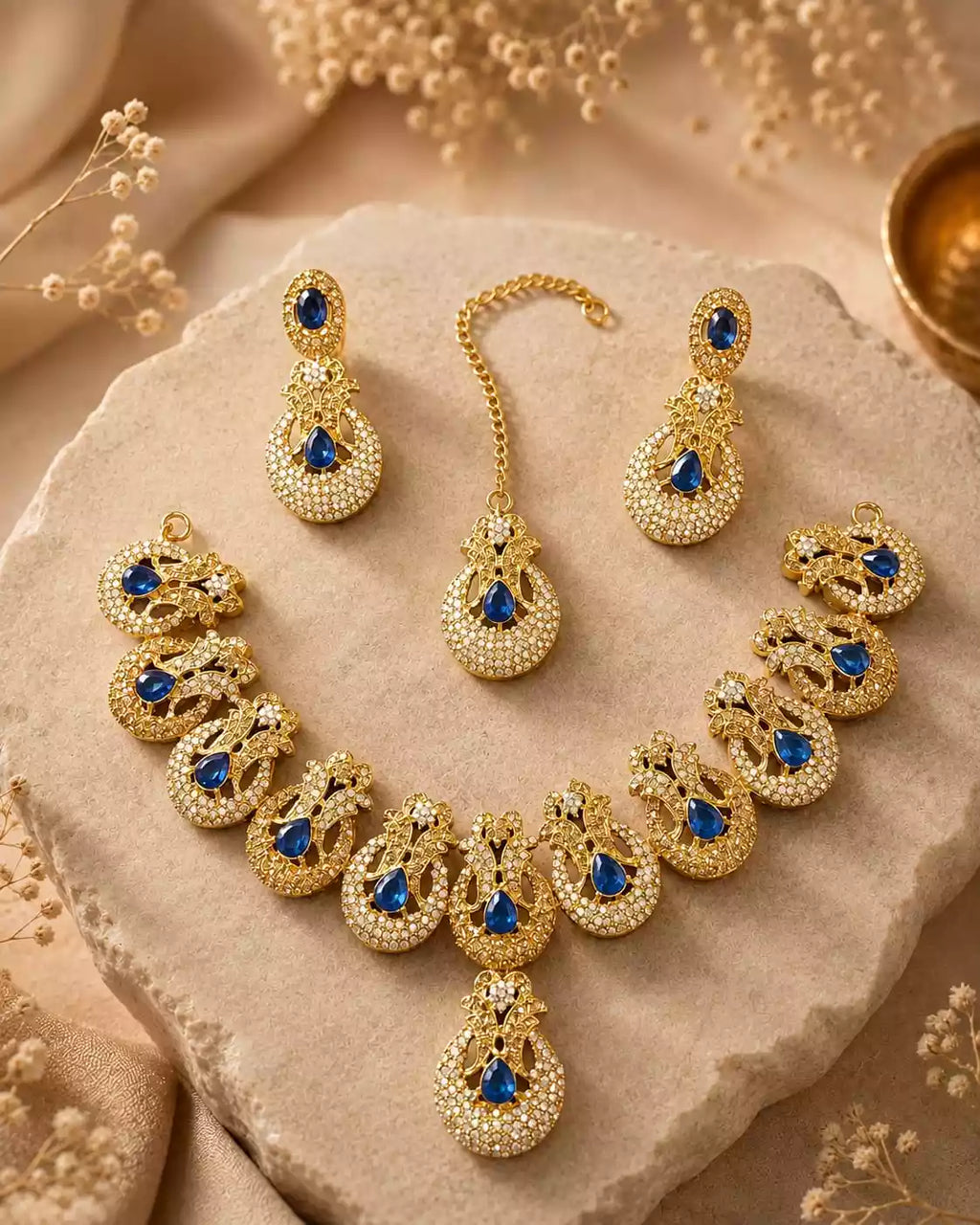 Zircon necklace set with teeka