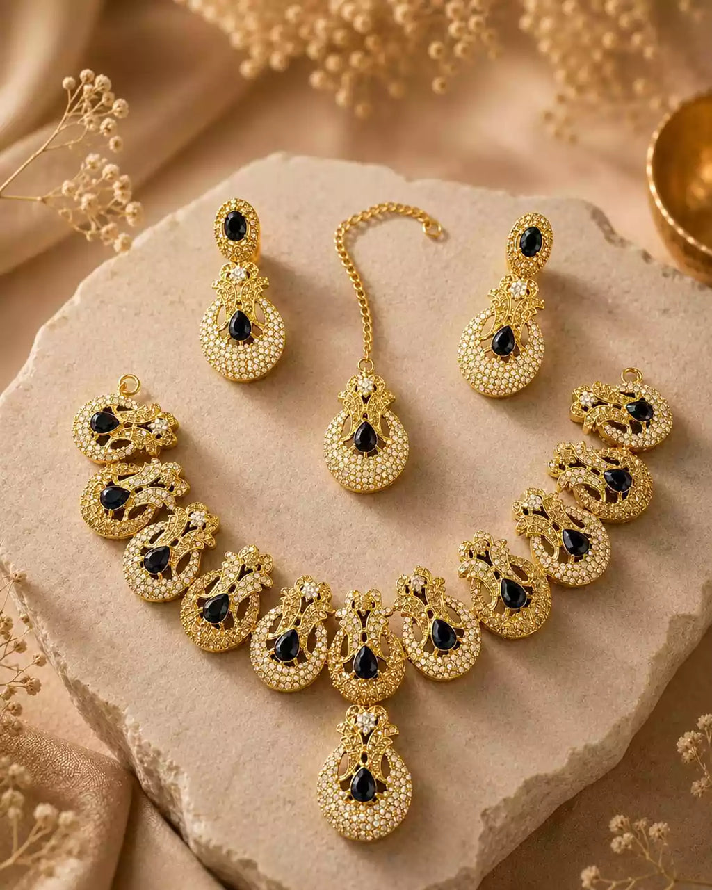 Zircon necklace set with teeka