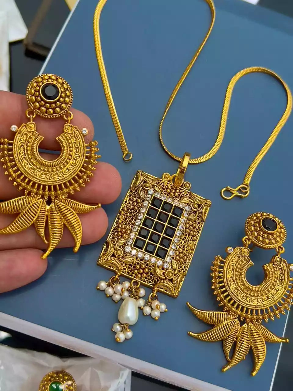Turkish pendant set with teeka