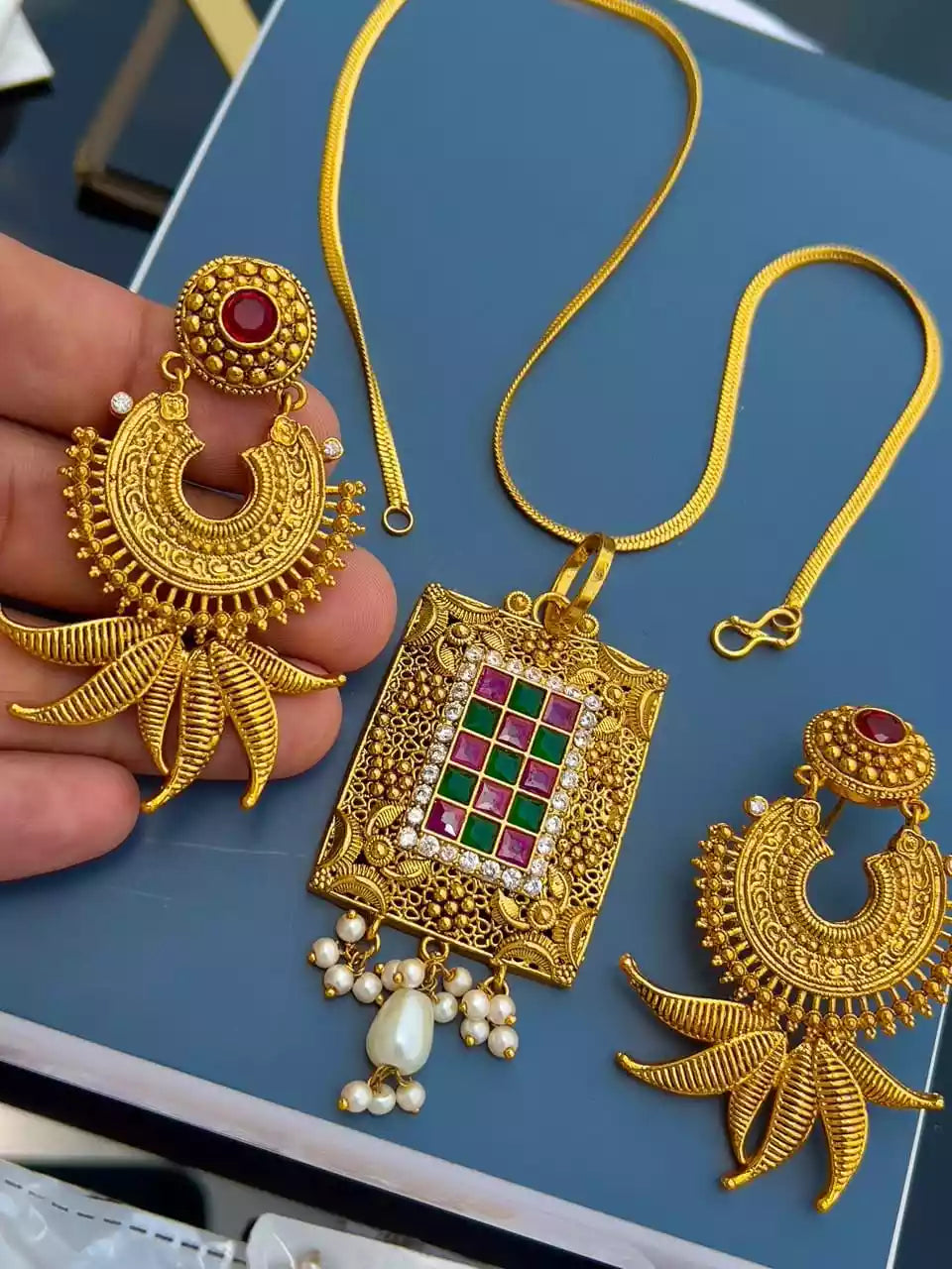 Turkish pendant set with teeka