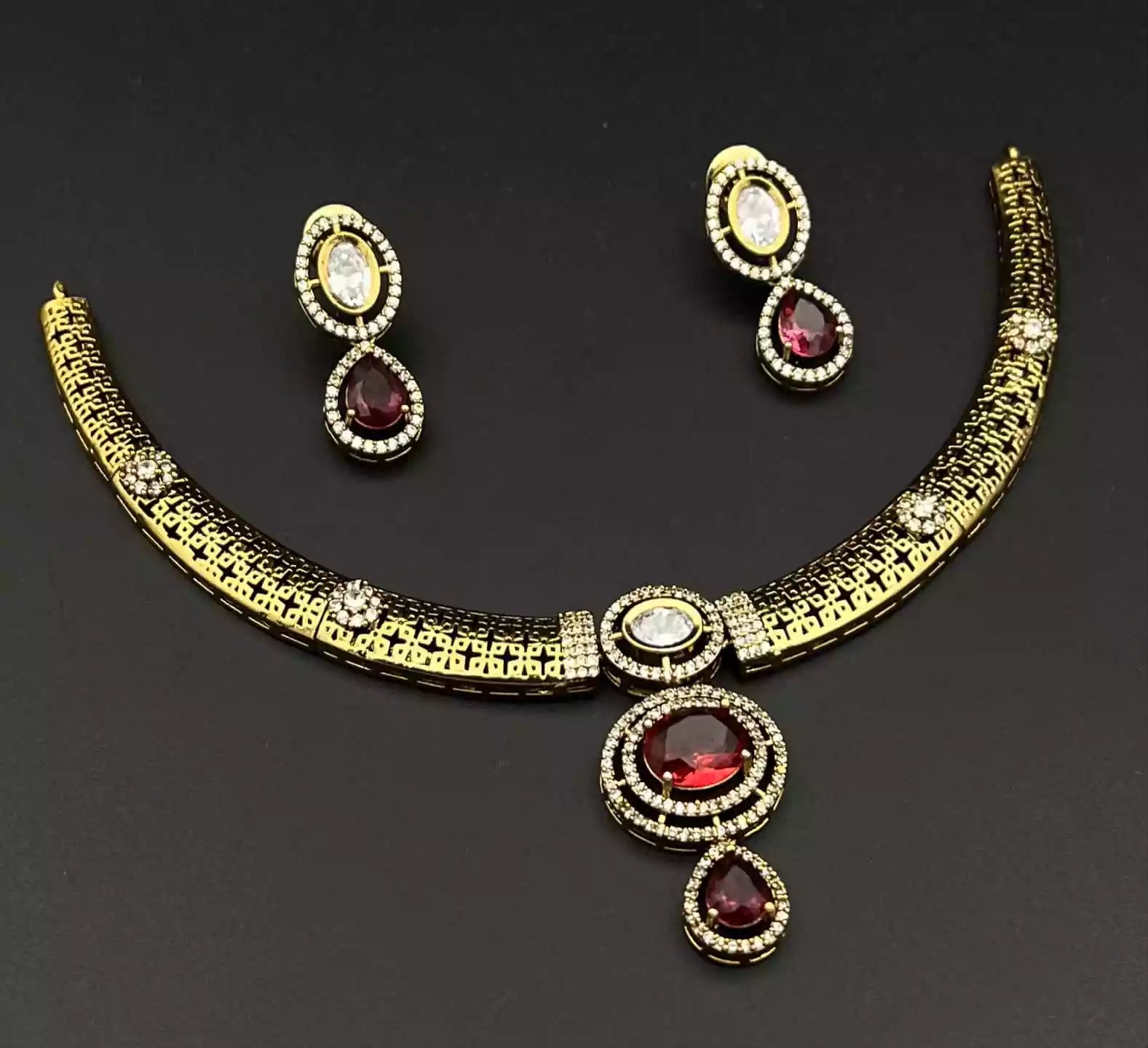 Stylish kundan necklace set