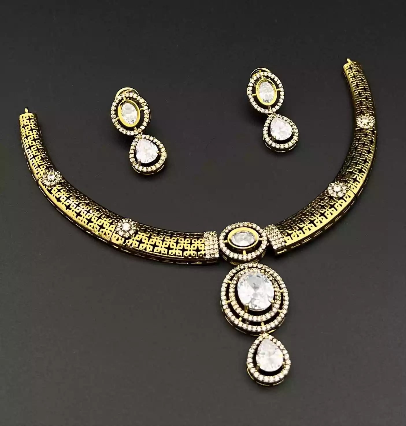 Stylish kundan necklace set