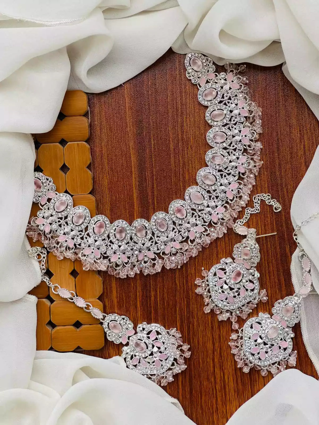 Zircon necklace set with teeka