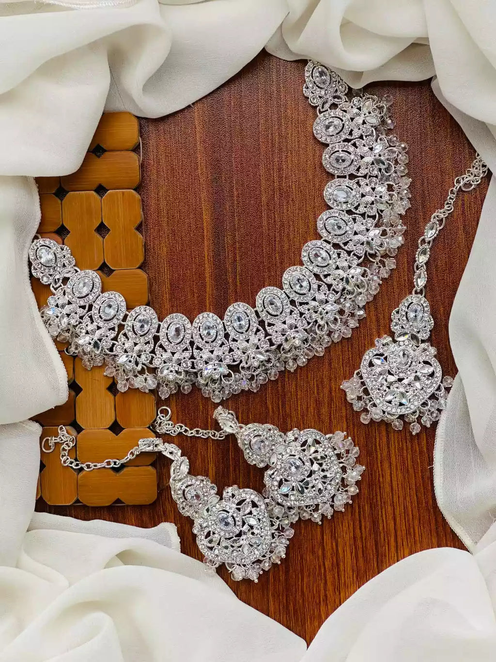 Zircon necklace set with teeka