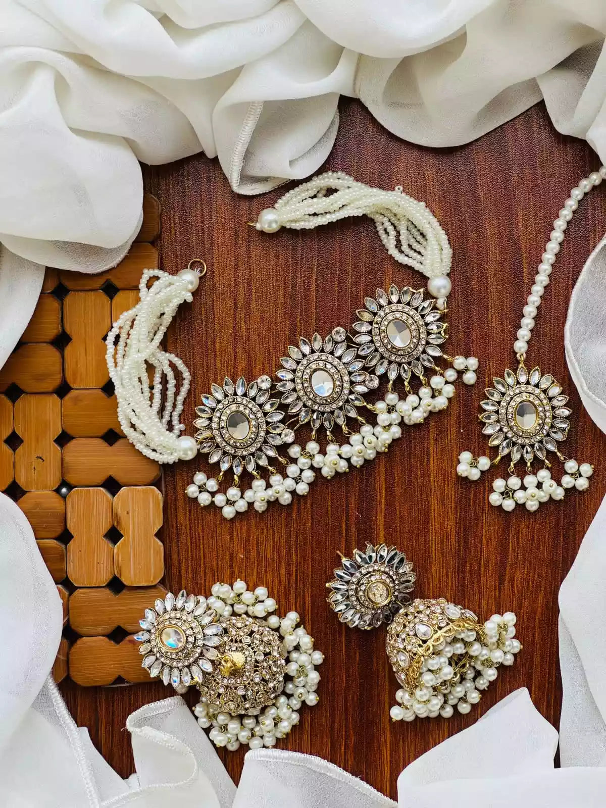 Kundan choker set with teeka