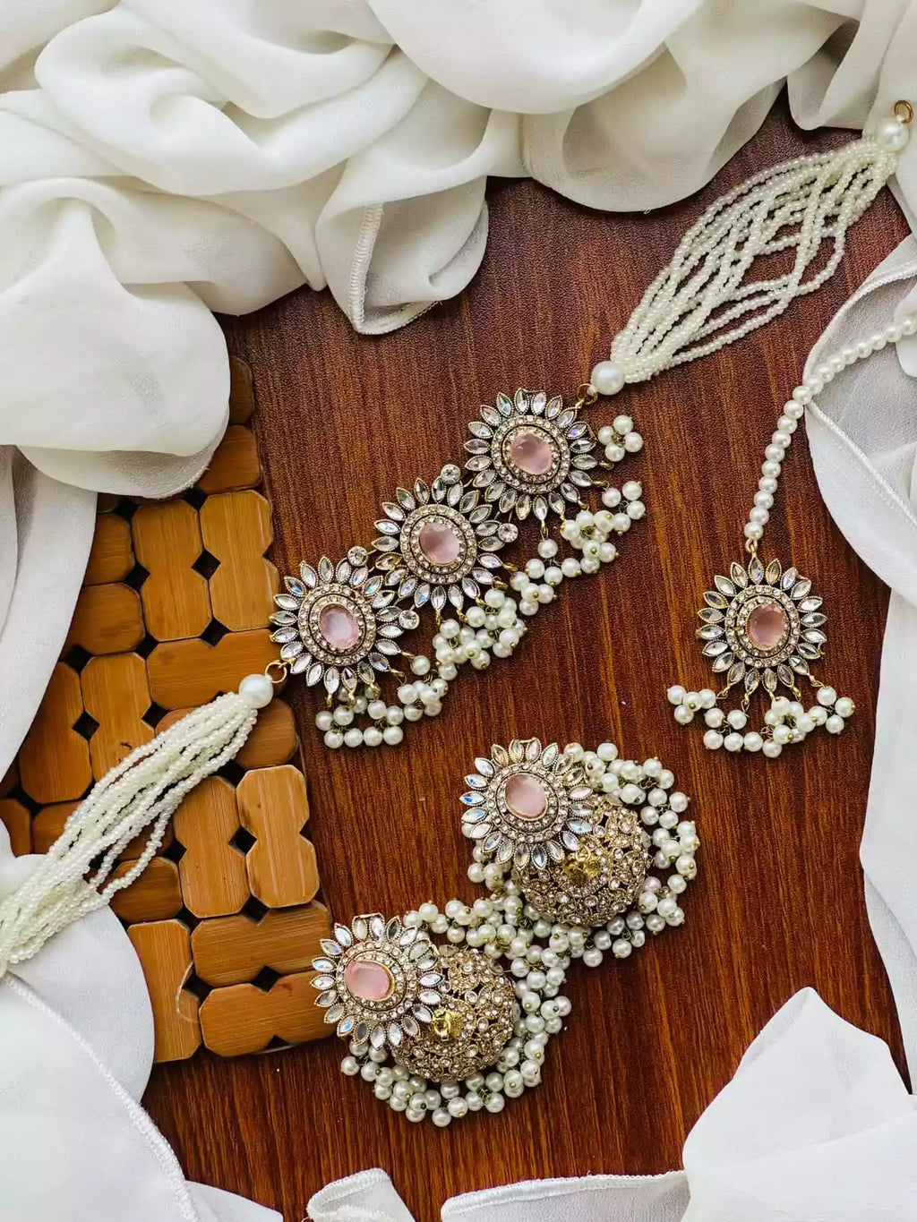 Kundan choker set with teeka