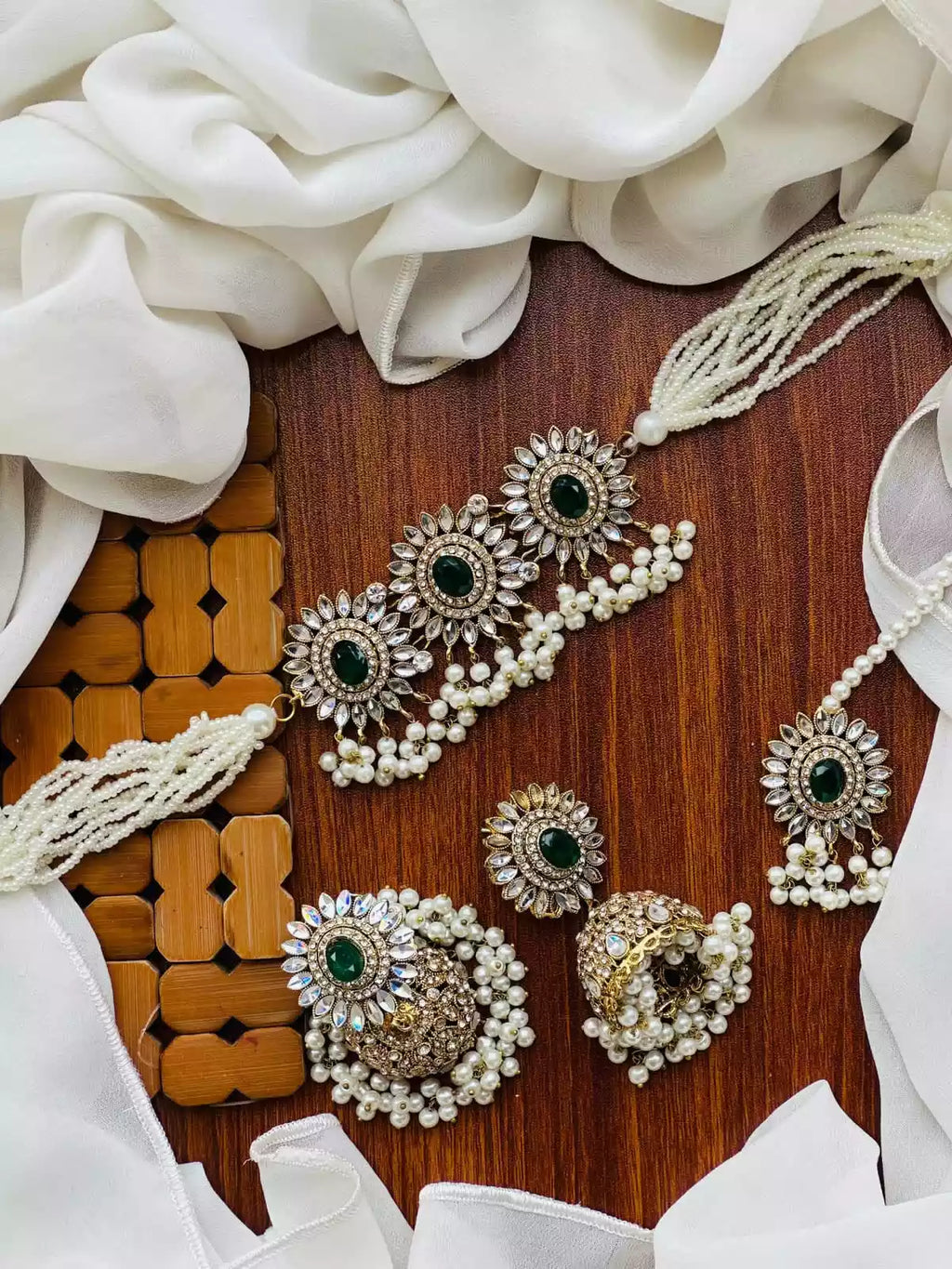Kundan choker set with teeka