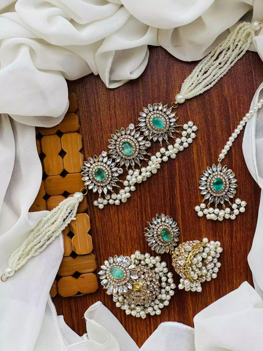 Kundan choker set with teeka