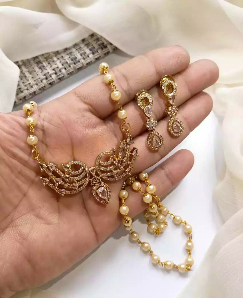 Zircon pendant set