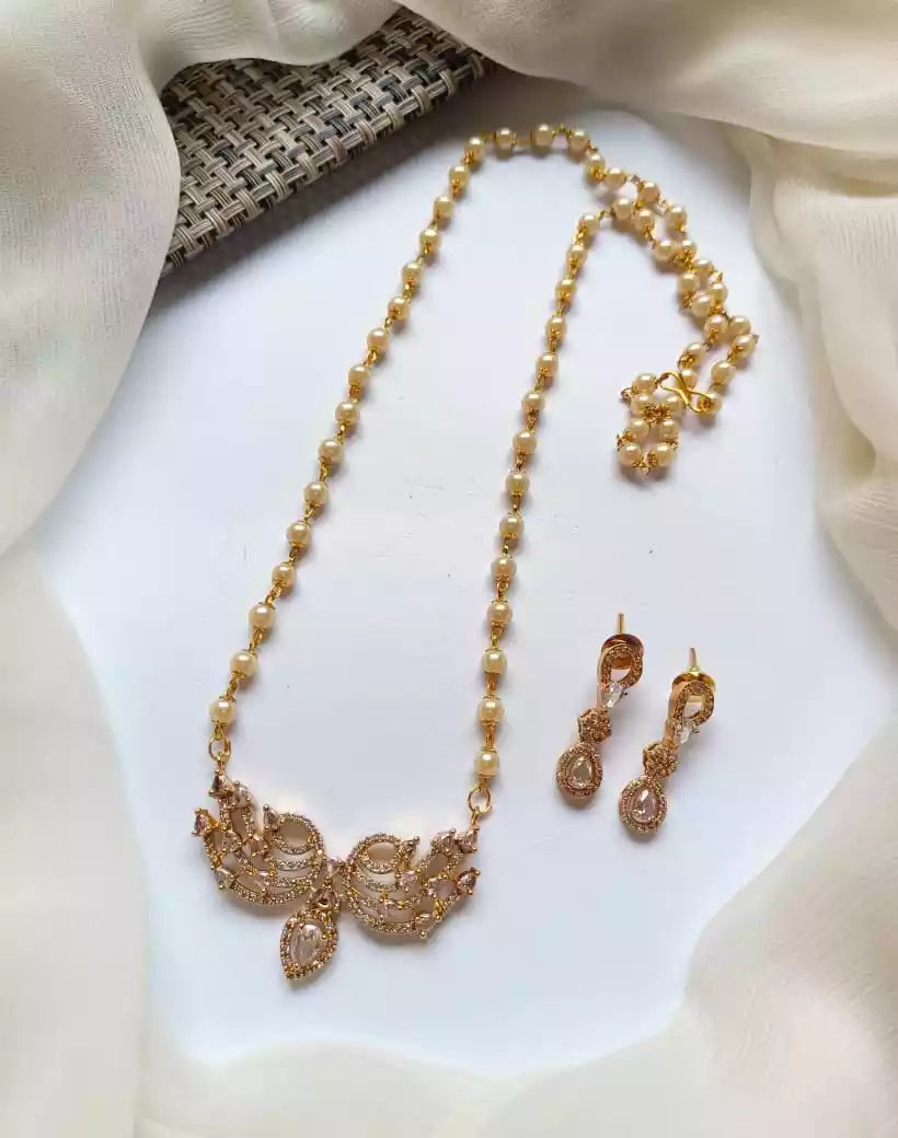 Zircon pendant set