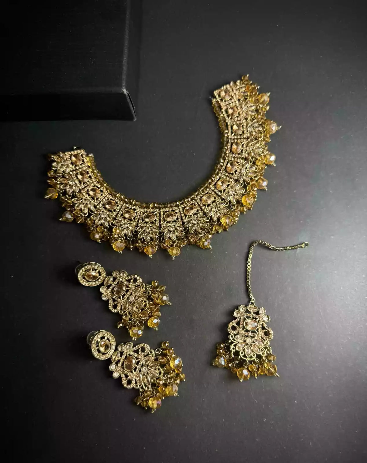 Zircon necklace set with teeka