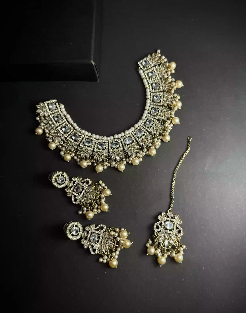 Zircon necklace set with teeka